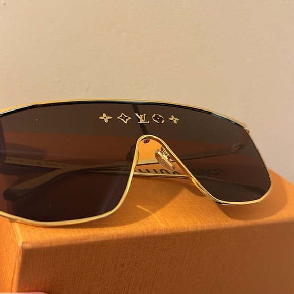 Louis Vuitton sunglasses almost never worn perfect condition - Picture 3 of 4